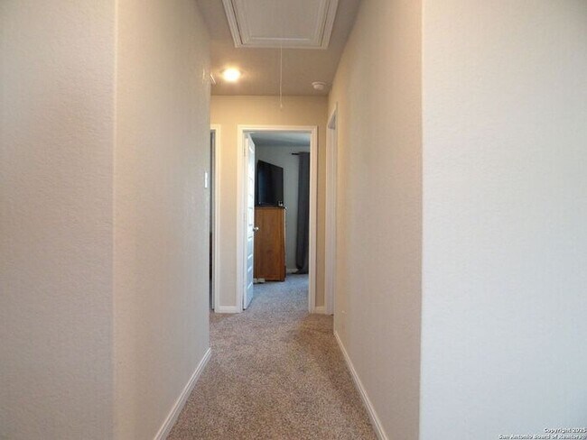 Building Photo - Beautiful and Spacious 4 Bedroom