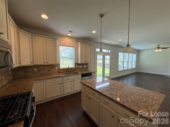 Building Photo - 1019 Dunhill Ln