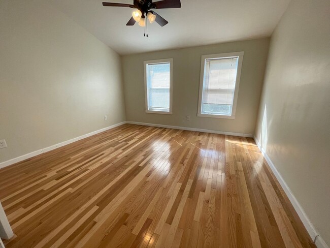 Building Photo - Large, updated 5 BR 2.5 BA in Carrboro, cl...