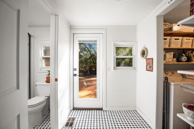 Building Photo - 319 Hideaway Lane Central