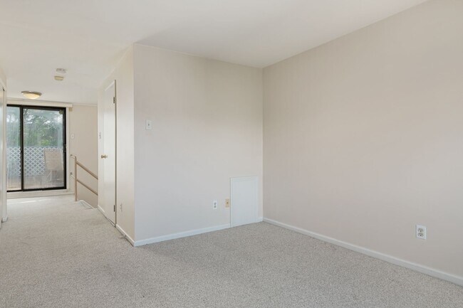 Building Photo - Beautiful Bella Vista Three Bedroom Townhome with Parking