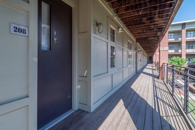 Building Photo - Wonderful 2bd/2bth uptown condo! lots of space in a beautiful building