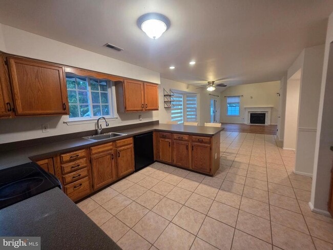 Building Photo - 138 Persimmon St