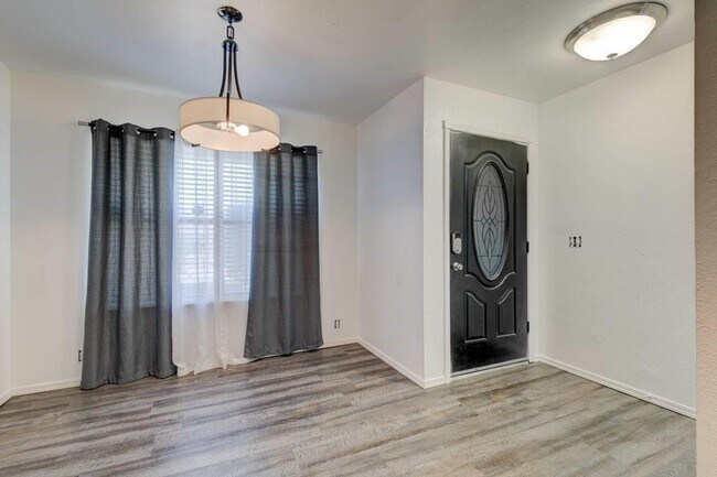 Building Photo - Spacious 3-Bedroom Home with Modern Amenit...