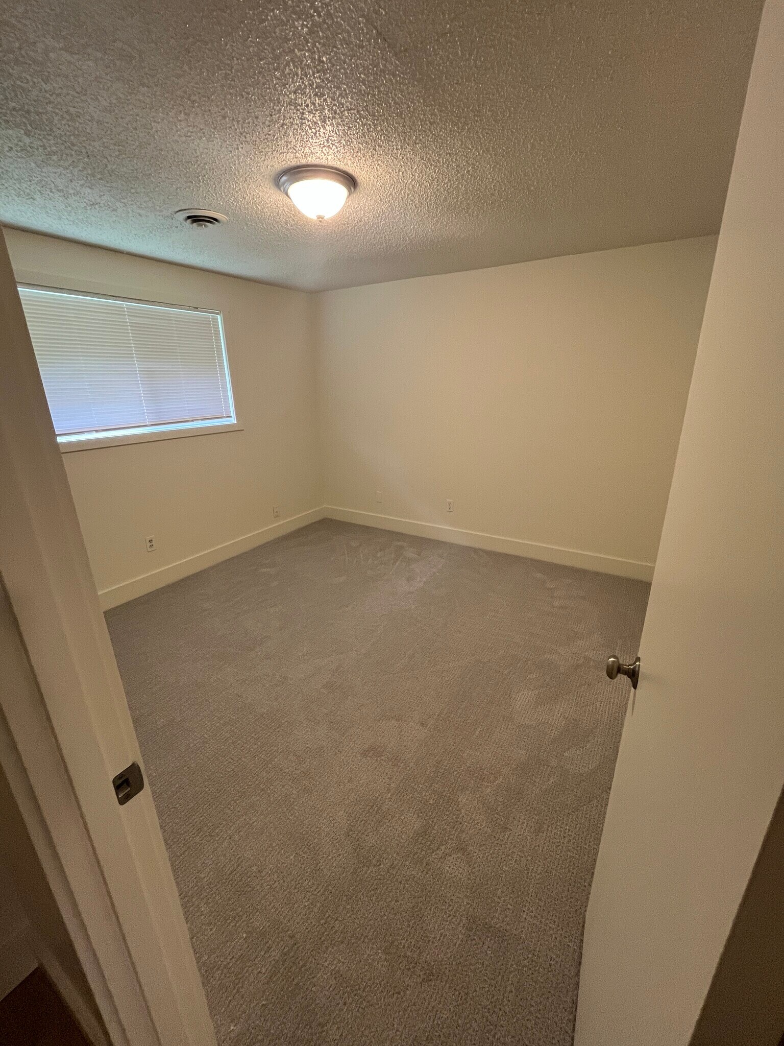 Building Photo - 415 SE Lacreole Dr