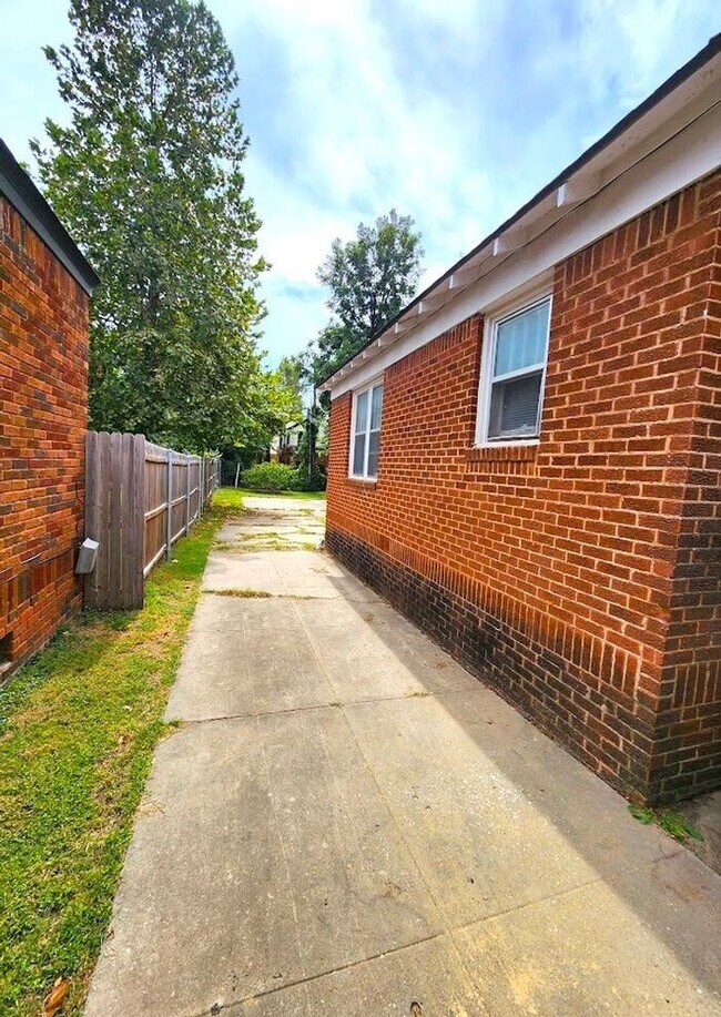 Building Photo - Remodeled 1 BED 1 BATH DUPLEX MIILER'S BLVD HISTORIC DISTRICT