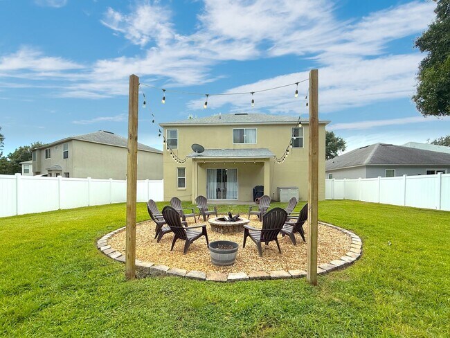 Building Photo - Spacious 5BR/3.5BA Home with Huge Backyard...