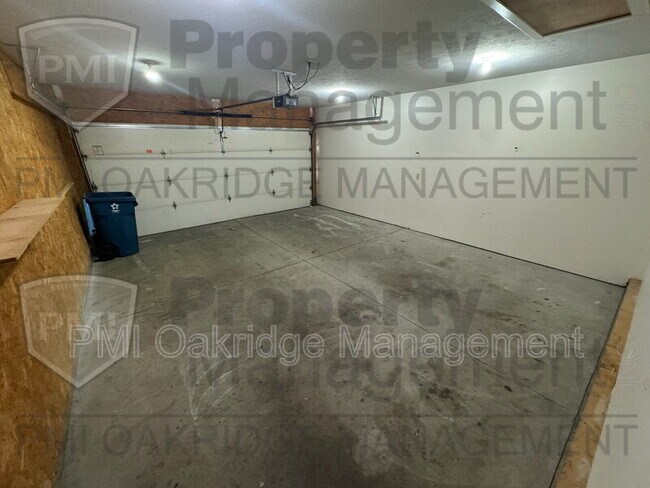 Building Photo - 107 Meadow Dr