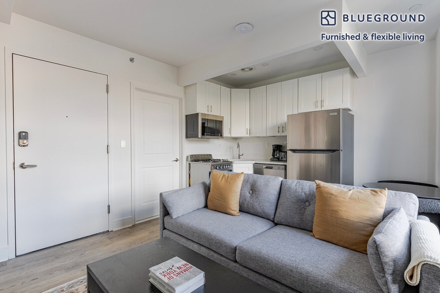 Building Photo - 45 W 81st St