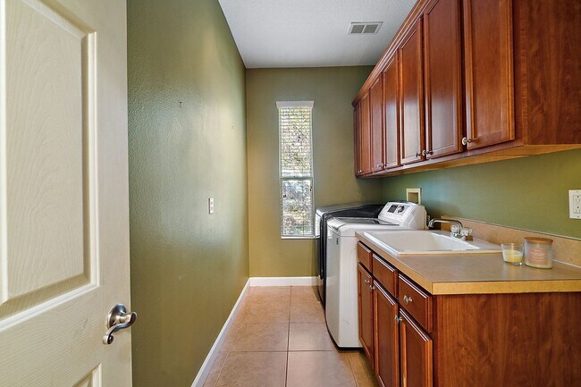 Building Photo - Gorgeous 3-Bedroom, 2-Bath in Bright Water...