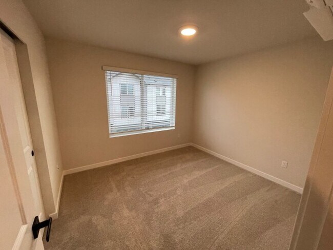 Building Photo - 4Bd/3.5Ba Snohomish Townhouse