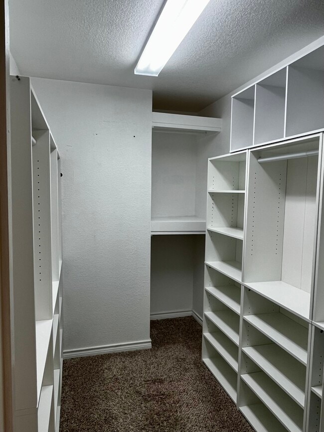 Building Photo - 1600 Knight Trail