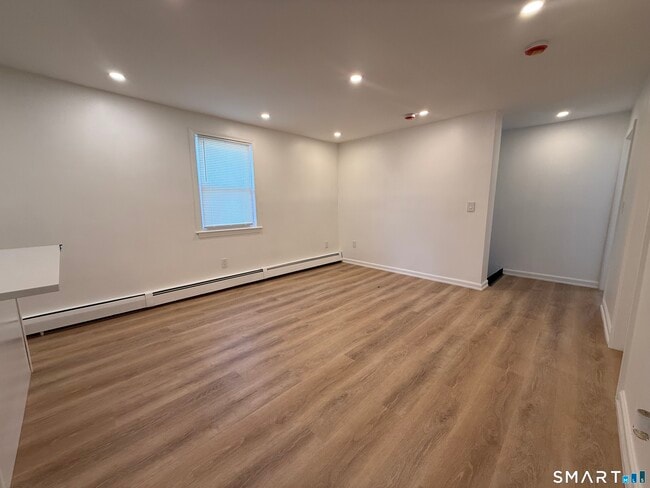 Building Photo - 45 Mahl Ave