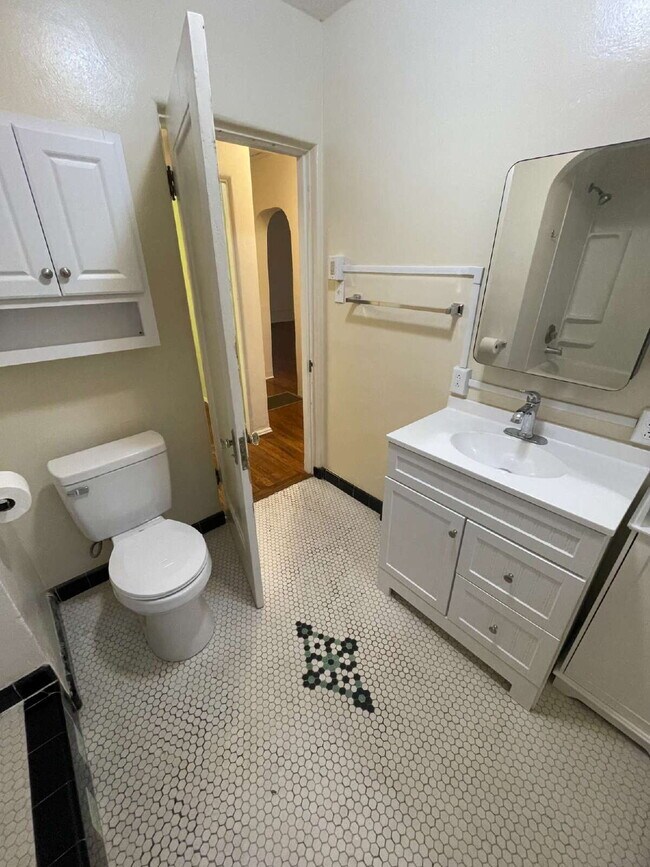 Building Photo - Cute 2 BR 1 BA Home in Midtown!