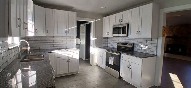 Building Photo - Fully Renovated Benbrook Beauty