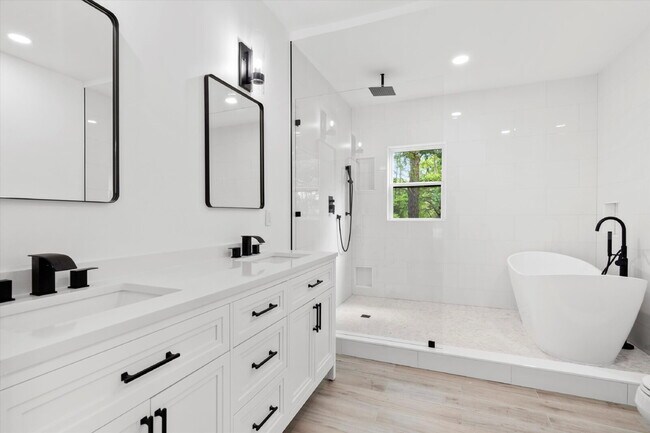 Building Photo - "Spacious 4-Bed Oasis with Guest Suite on Johns Island - Your Dream Home Awaits!"