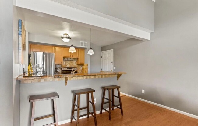 Building Photo - Updated 2 Bed, 2 Bath Top-Floor Condo with...