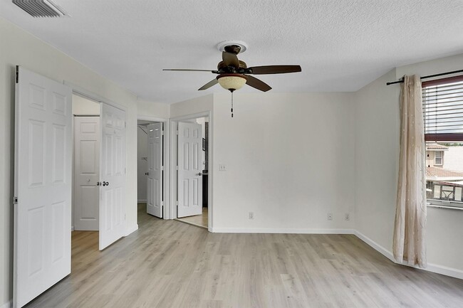 Building Photo - 3354 Greenview Terrace W