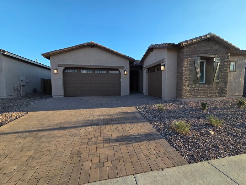 Building Photo - 23039 E Roundup Way