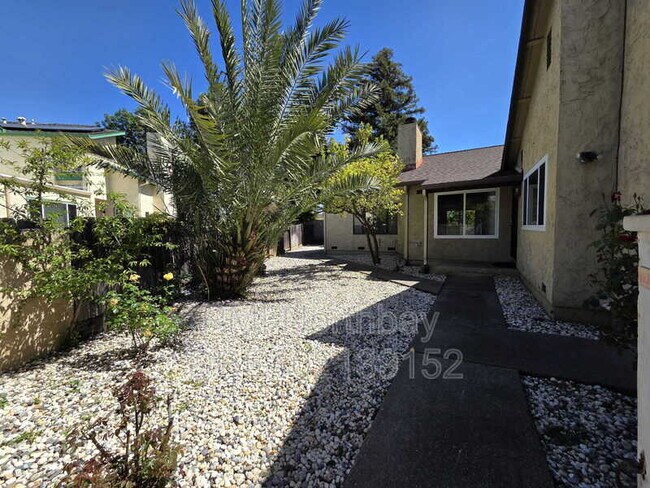 Building Photo - 1152 Hartford Pl