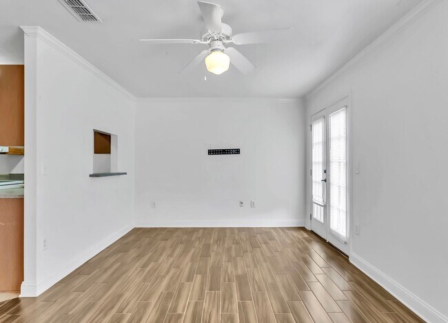 Building Photo - 3/2.5 Crestview Townhome with Community Po...