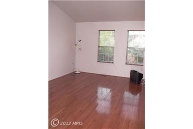 Building Photo - Spacious townhouse, walk to METRO, pool, parking, all you could want!