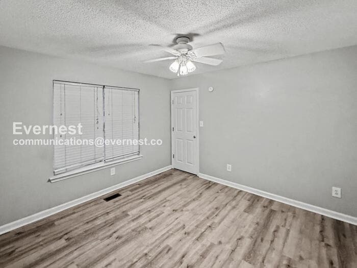 Building Photo - 1104 Oak Creek Trail