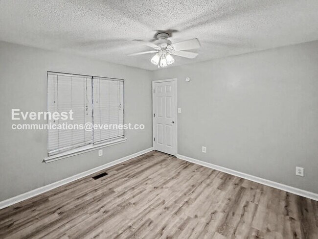 Building Photo - 3 Bed, 2 Bath Home with Garage / Pet-Friendly / Vouchers Accepted / Available Now!