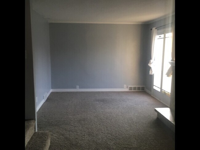 Building Photo - 705 500 N