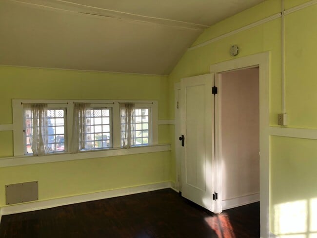 Building Photo - Historic 2-bedroom, 1.5 bath home in the h...