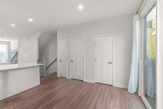 Building Photo - Stunning 3-Bedroom Townhouse in the Heart of South End!