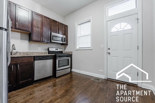 Building Photo - 1756 W Montrose Ave