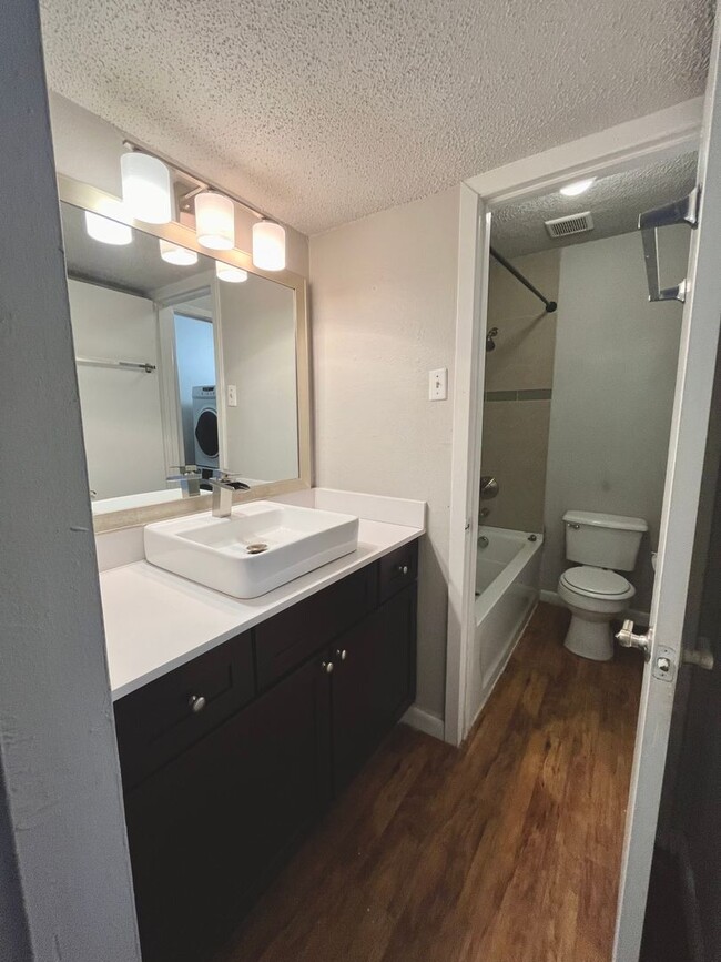 Building Photo - 2Bed/1Bath in Travis Heights