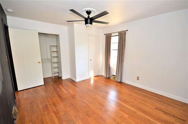 Building Photo - 1009 N Hills Dr