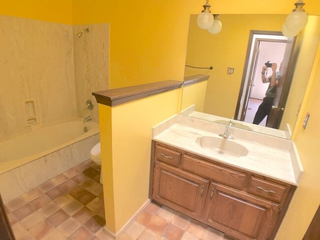 Building Photo - Spacious 2BR/2BA located on Golf Course in Rio Communities. Hardwood floors in living space. 2 Ca...