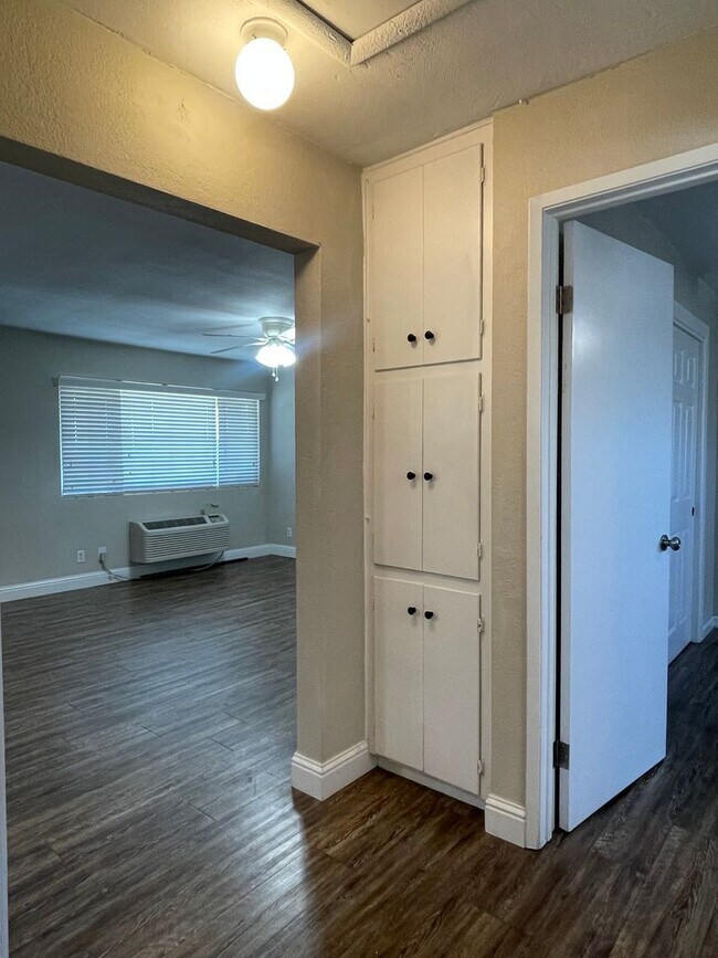 Building Photo - 590-596 Iris Drive
