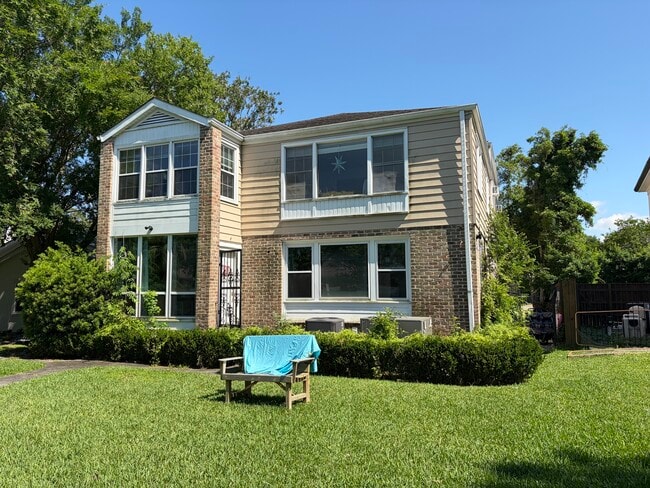 Building Photo - 46 Wren St