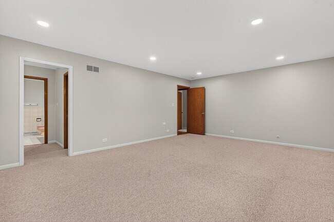 Building Photo - 7245 N Kostner Ave