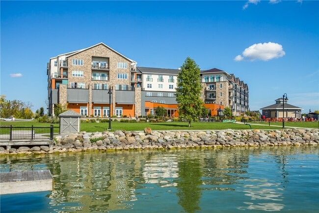 Building Photo - 205 Lakeshore Dr