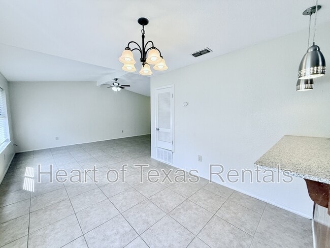 Building Photo - 2410 Comanche Trl