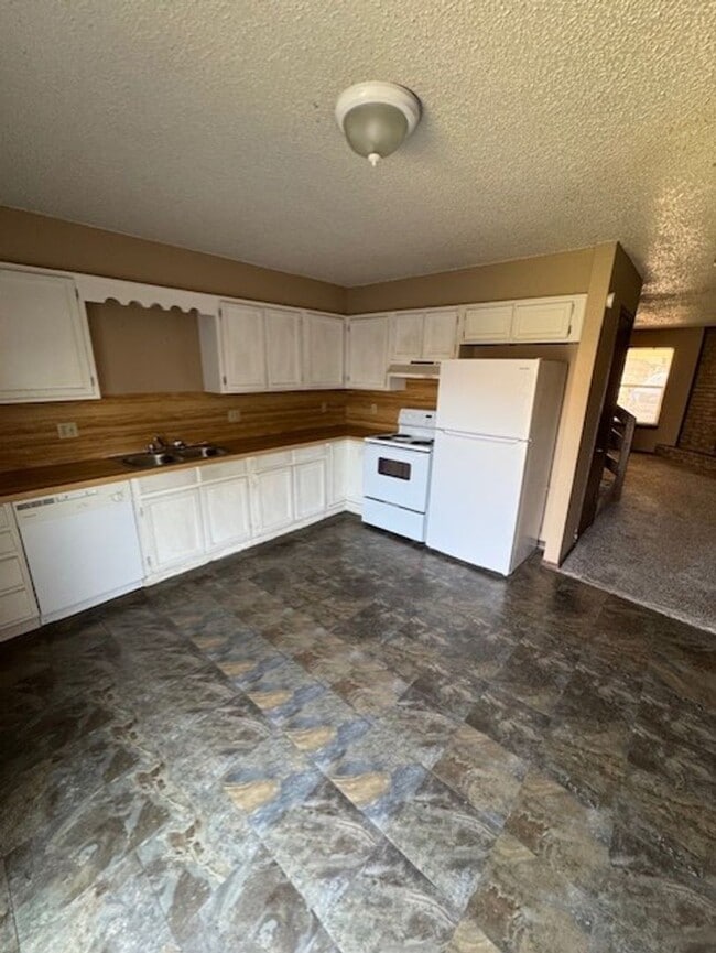 Building Photo - Cozy 2 Bedroom Duplex Central Norman
