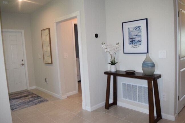Building Photo - Stunning and elegant fully furnished 3/2/2 villa with Pool, hot tub & Lake views