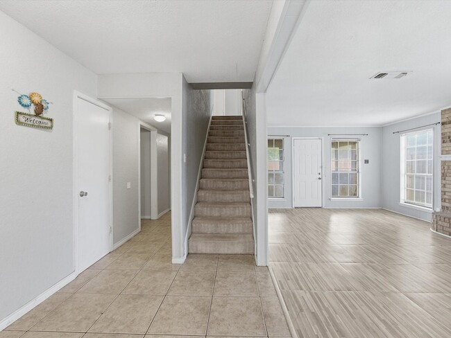 Building Photo - 7419 Lemonwood Ln