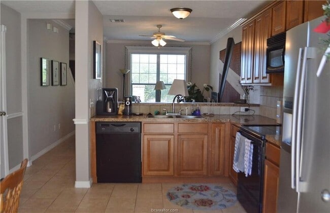 Building Photo - 1000 Spring Loop