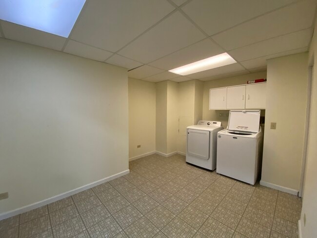 Building Photo - 6146 Golfview Dr