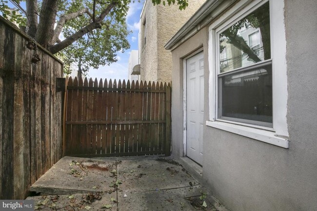 Building Photo - 443 Emily St