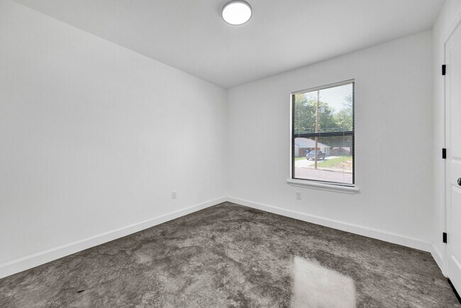 Building Photo - 728 King Ave