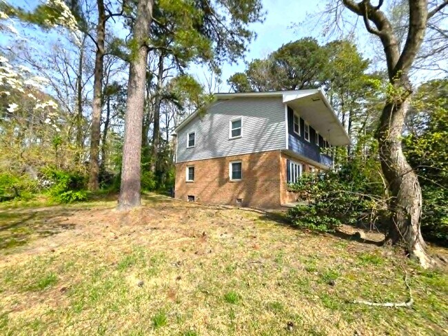 Building Photo - 8241 Robin Hood Dr