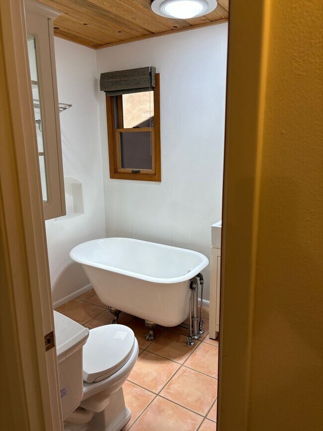 Building Photo - Unfurnished, 1-Year Long-Term Rental
