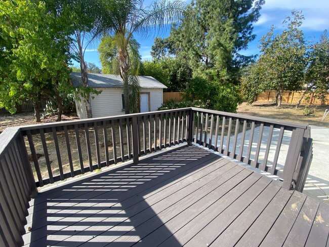 Building Photo - RECENTLY RENOVATED 4 BED, 2.5 BATH HOME ON CORNER LOT